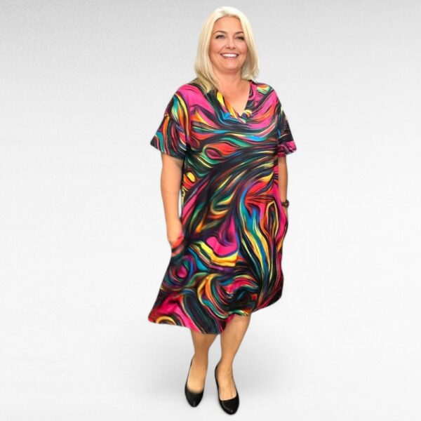 KL.609-  Värikäs mekko taskuilla "Lilybet"